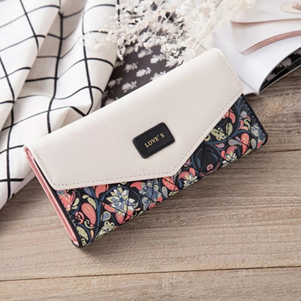 💖 2/$25 NWOT Quilted floral clutch wallet - Picture 2 of 5
